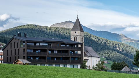 Property building, Nearby landmark, Restaurant/places to eat, Spring, Day, Natural landscape, Garden, Solarium, Bathroom, Balcony/Terrace, Balcony/Terrace, Lounge or bar, Dining area, Garden view, Garden view, Landmark view, Landmark view, Mountain view, Area and facilities, Area and facilities, Area and facilities, Supermarket/grocery shop, Bath, Parking, hair dresser, minibar, wardrobe