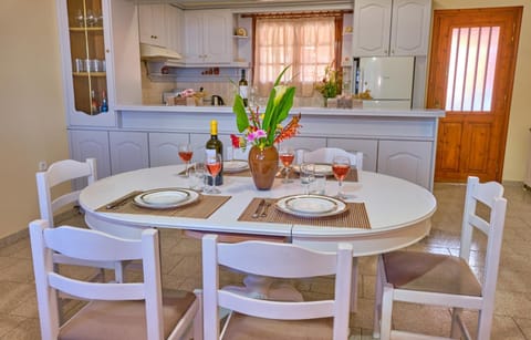 Dining area, kitchen