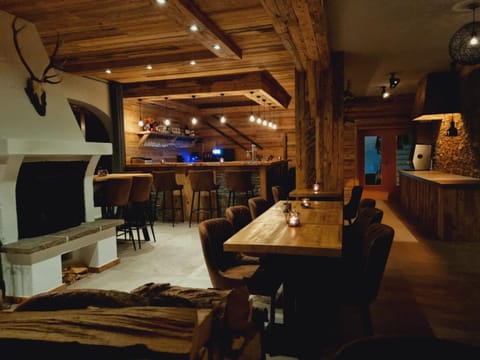 Restaurant/places to eat, Lounge or bar