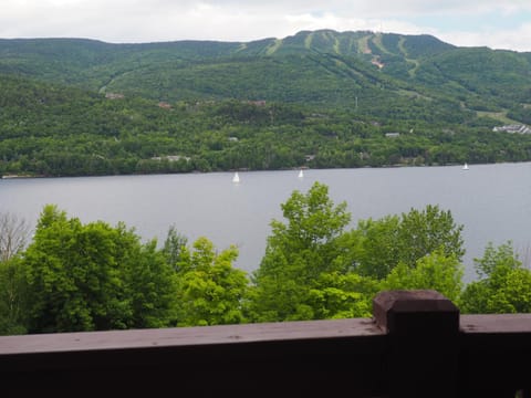 Cozy 2 bedrooms condo with stunning Mont Tremblant mountain and lakeview Condo in Mont-Tremblant