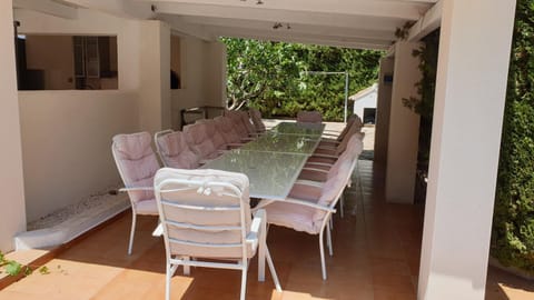 Near the beach, 8 bedrooms, sleeps 22, Jacuzzi, Full AC, BBQ, 2 kitchens, 2 dishwashers, fast internet, ping pong, cars not necessary Villa in Baix Ebre