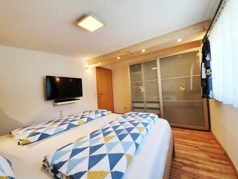 Bed, TV and multimedia, Photo of the whole room, Bedroom