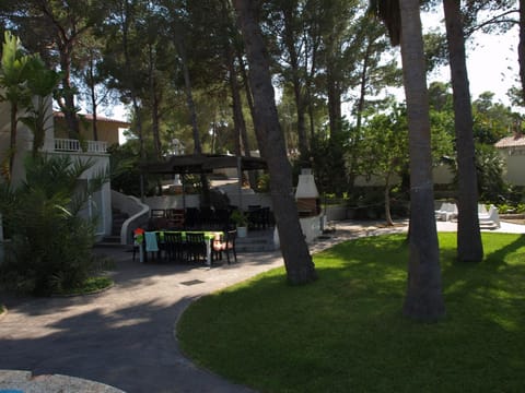 11 bedrooms, 5 bathrooms, Full AC, Jacuzzi, large pool, BBQ, pingpong Villa in Baix Ebre