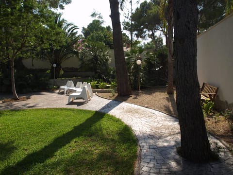 11 bedrooms, 5 bathrooms, Full AC, Jacuzzi, large pool, BBQ, pingpong Villa in Baix Ebre