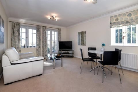 Sunny 1 bed apartment in a quiet central location Condo in Basingstoke