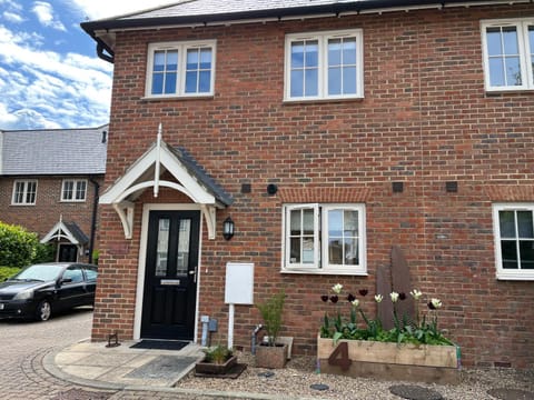 Property building, Facade/entrance, Neighbourhood, Garden view, Street view, Quiet street view