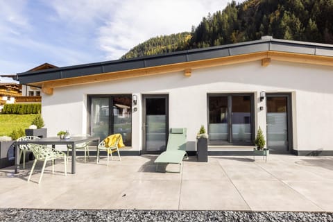 Facade/entrance, Balcony/Terrace