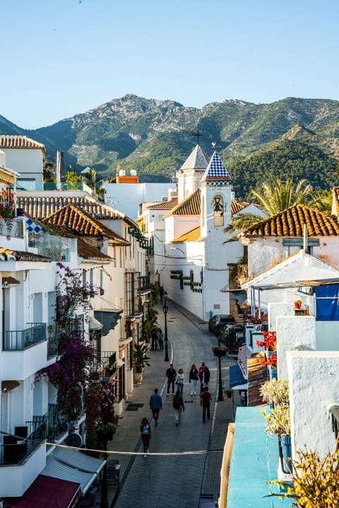 Day, People, Neighbourhood, Natural landscape, City view, Street view, Location