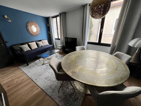 TV and multimedia, Living room, Seating area, Dining area