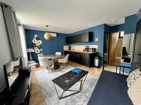 TV and multimedia, Kitchen or kitchenette, Living room, Seating area, Dining area, oven