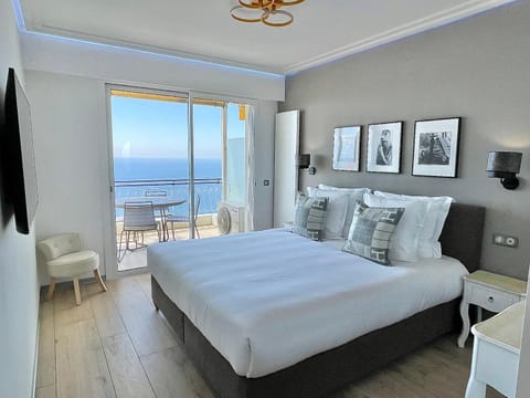 Photo of the whole room, Sea view