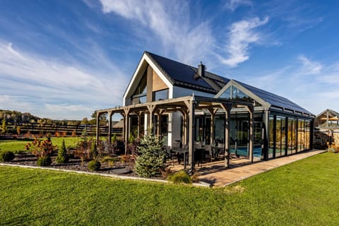 Property building, Day, Pool view, Swimming pool