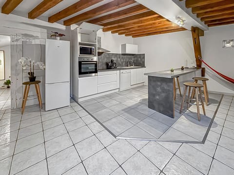 Dining area, dishwasher, oven, stove, toaster