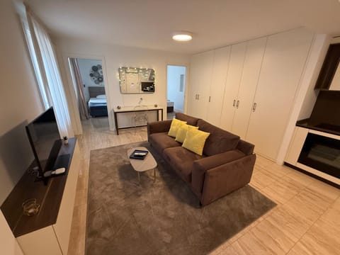 TV and multimedia, Living room, Seating area, Evening entertainment