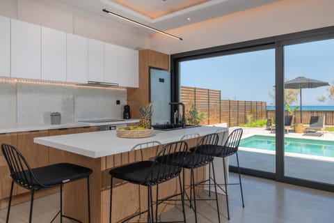 Dining area, Pool view