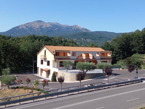 Property building, Neighbourhood, Mountain view