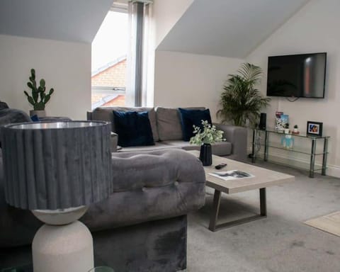 Luxe Living Guest House-Sleeps 6 -Family Friendly-Private Parking-Wifi-City-Beach Apartment in Swansea