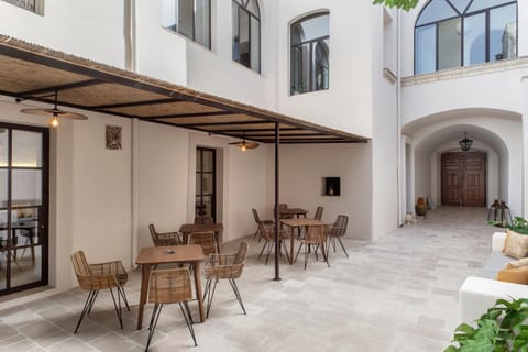 Patio, Restaurant/places to eat, Breakfast, Inner courtyard view