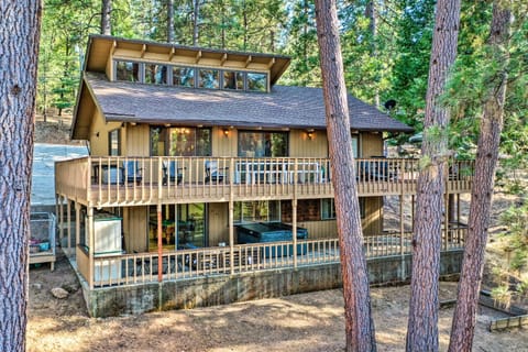Pine Mountain Cabin with Hot Tub, 2 Mins to Marina! House in Groveland