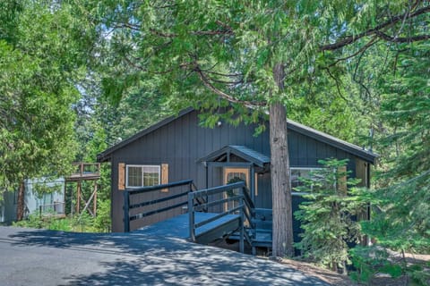 Chic and Modern Escape about 4 Mi to Pinecrest Lake! House in Calaveras County