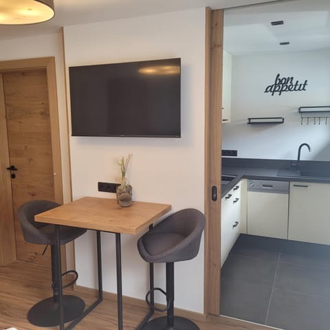 TV and multimedia, Kitchen or kitchenette, Dining area