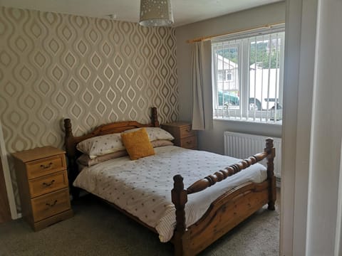 En-suite Bedroom in a quiet bungalow Vacation rental in Porthmadog