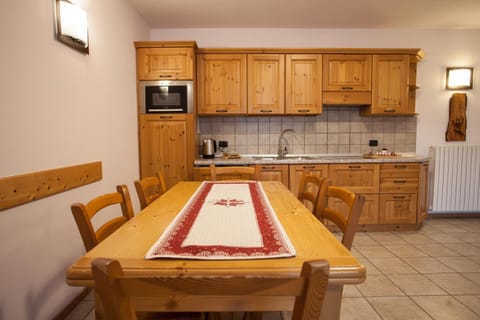 Kitchen or kitchenette, Dining area, stove