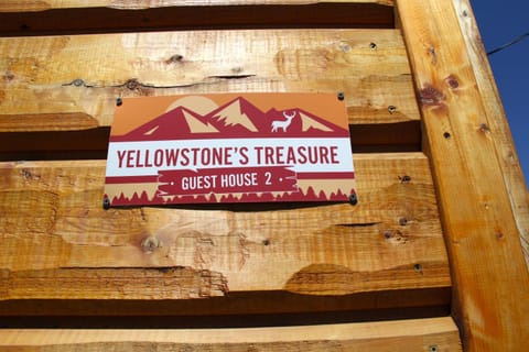 Yellowstone Treasure Guesthouses on the River Haus in Gardiner