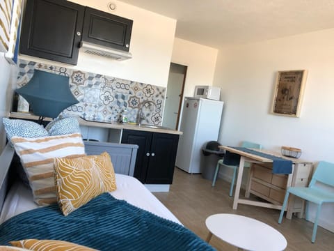 Kitchen or kitchenette, microwave, minibar