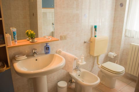 Toilet, Bathroom, bidet, towels