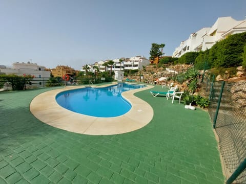 Swimming pool, sunbed