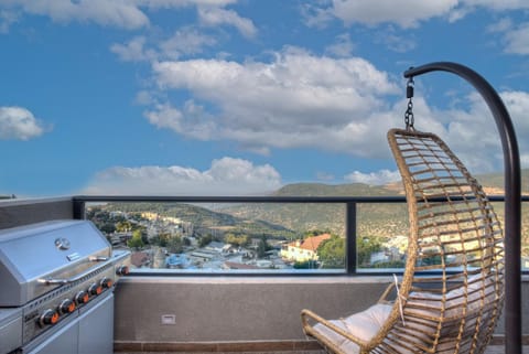 Natural landscape, View (from property/room), Balcony/Terrace, City view, Mountain view