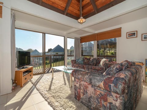 Getaway - Onemana Holiday Chalet House in Whangamatā