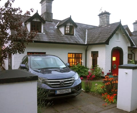 Ivy Cottage Steps from Killarney National Park House in Killarney