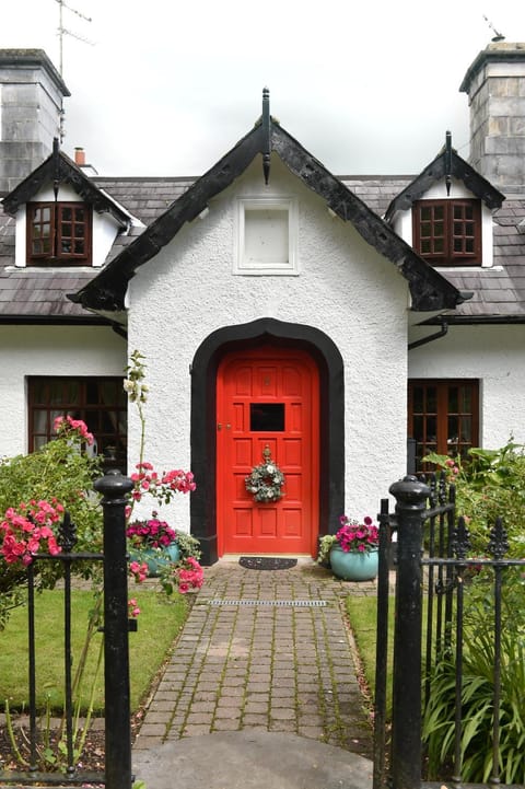 Ivy Cottage Steps from Killarney National Park House in Killarney