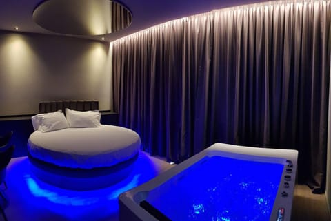 Hot Tub, Photo of the whole room