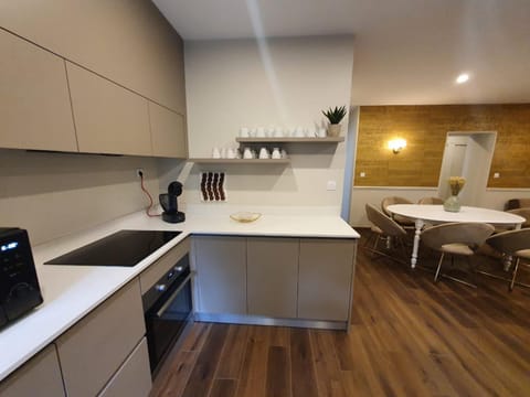 Coffee/tea facilities, Kitchen or kitchenette, minibar, pet friendly, stove, kitchen