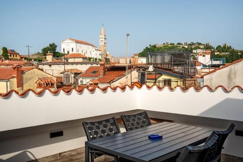Nearby landmark, Neighbourhood, Balcony/Terrace, City view, Street view
