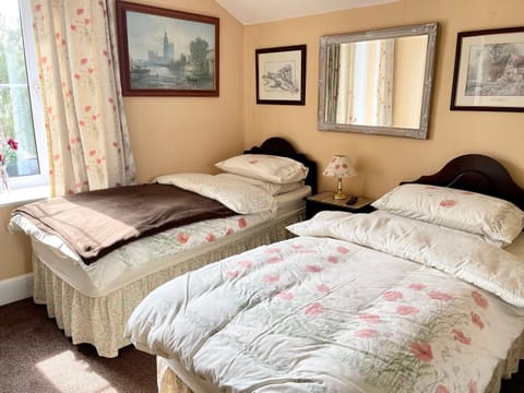 APSLEY VILLA GUEST HOUSE. Bed and Breakfast in Cirencester