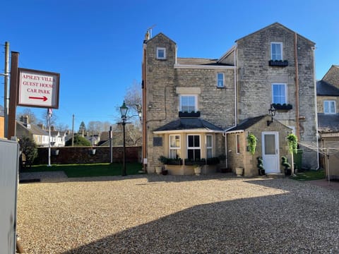 APSLEY VILLA GUEST HOUSE. Bed and Breakfast in Cirencester