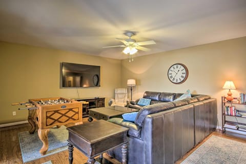 Luxe Lakefront Apartment with Shared Pool and Dock! Condominio in Leesville