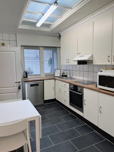 Kitchen or kitchenette, dishwasher, oven, pet friendly, stove