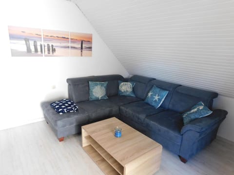 Communal lounge/ TV room, TV and multimedia, Living room, Photo of the whole room, Seating area