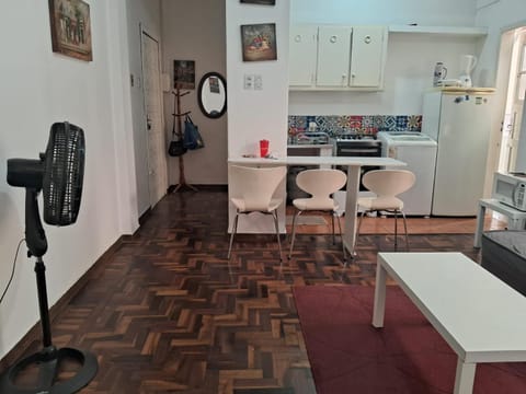 Prático e bem localizado apartamento Condo in Porto Alegre