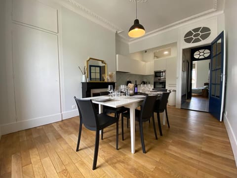 Kitchen or kitchenette, Seating area, Dining area