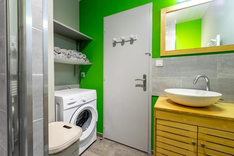 Bathroom, towels, washing machine