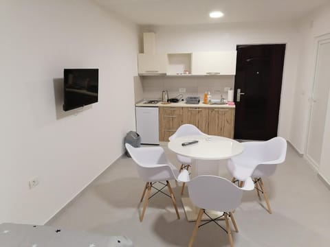 TV and multimedia, Kitchen or kitchenette, Dining area, stove