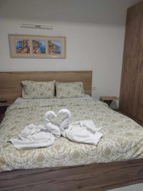 Bed, Bedroom, towels