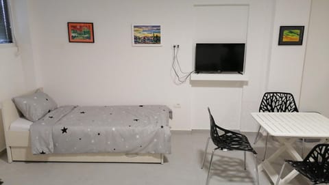 Bed, TV and multimedia, Living room, Seating area