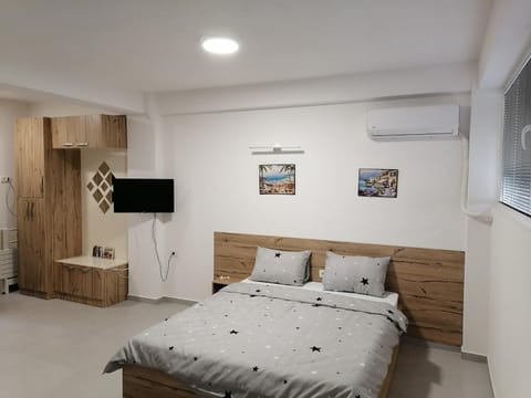 Bed, TV and multimedia, Bedroom